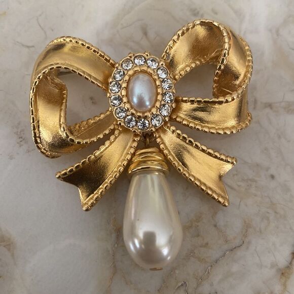 Vintage Gold Tone Pearl Necklace & Brooch Set - Picture 2 of 10